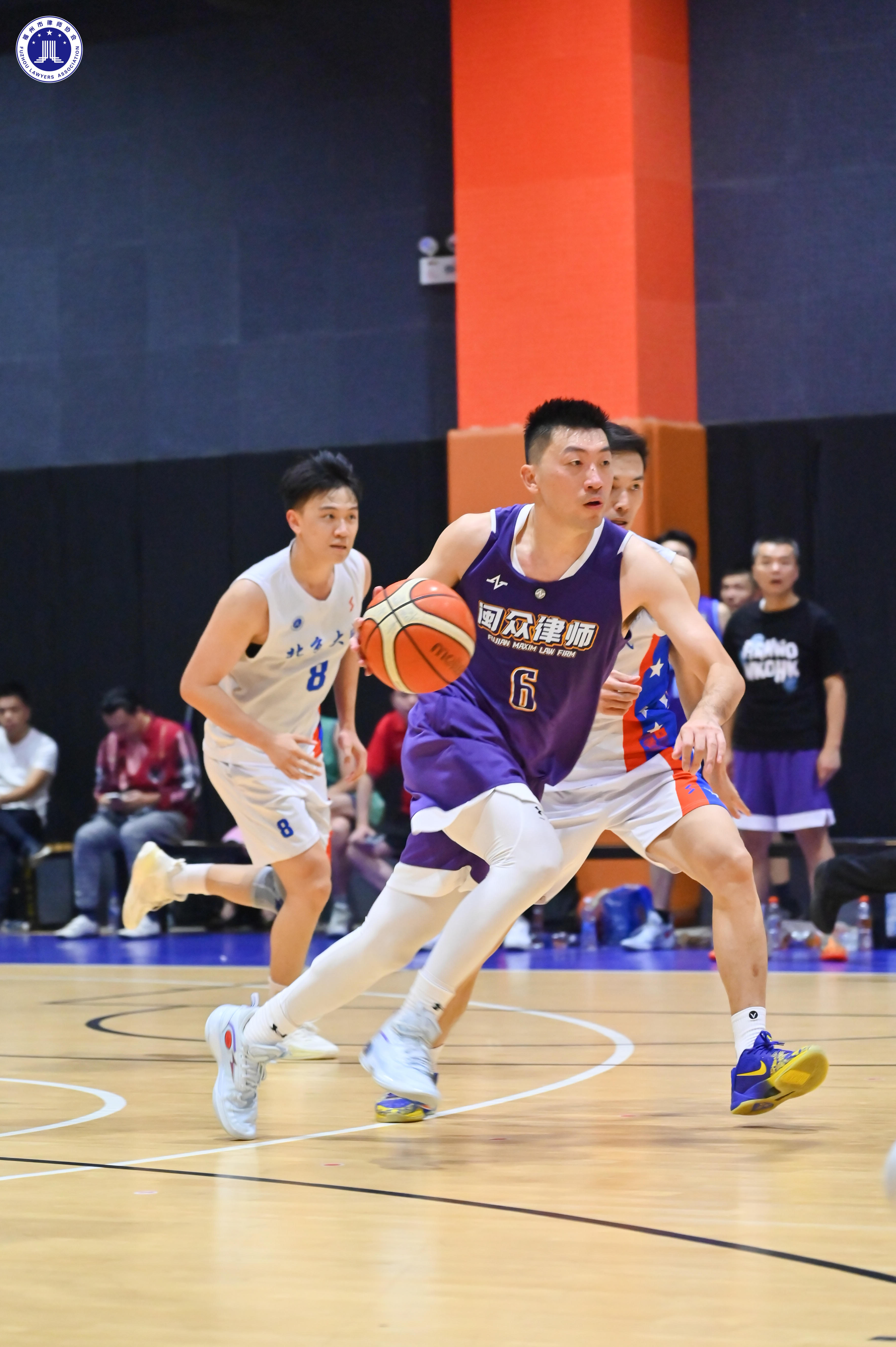 篮球场上球员风采十足，赢得观众喜爱