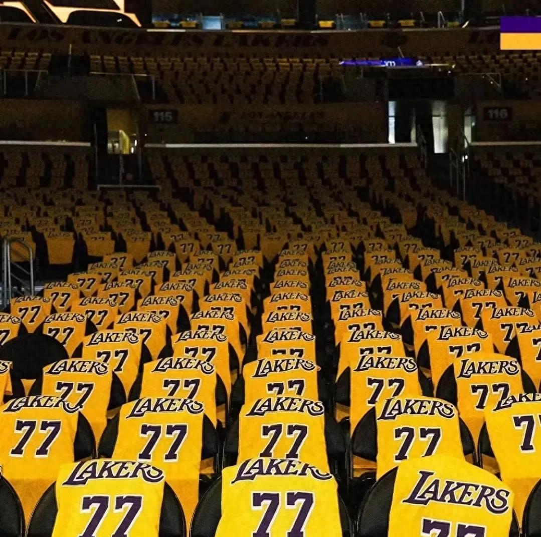 东契奇回归赛场,问鼎冠军首场状态亮眼,SKT观众沸腾!